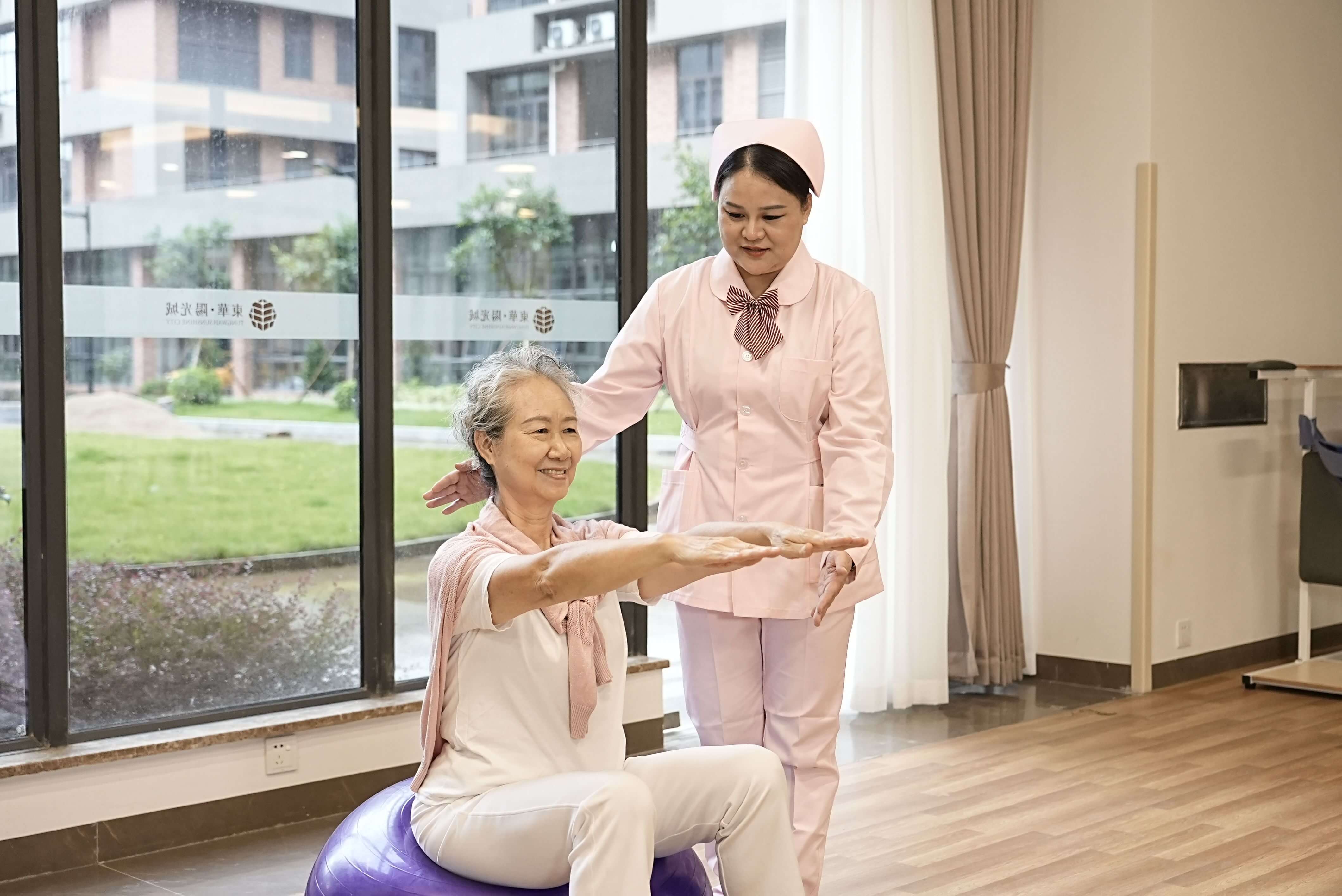 老人在瑜伽练习，保持身体平衡