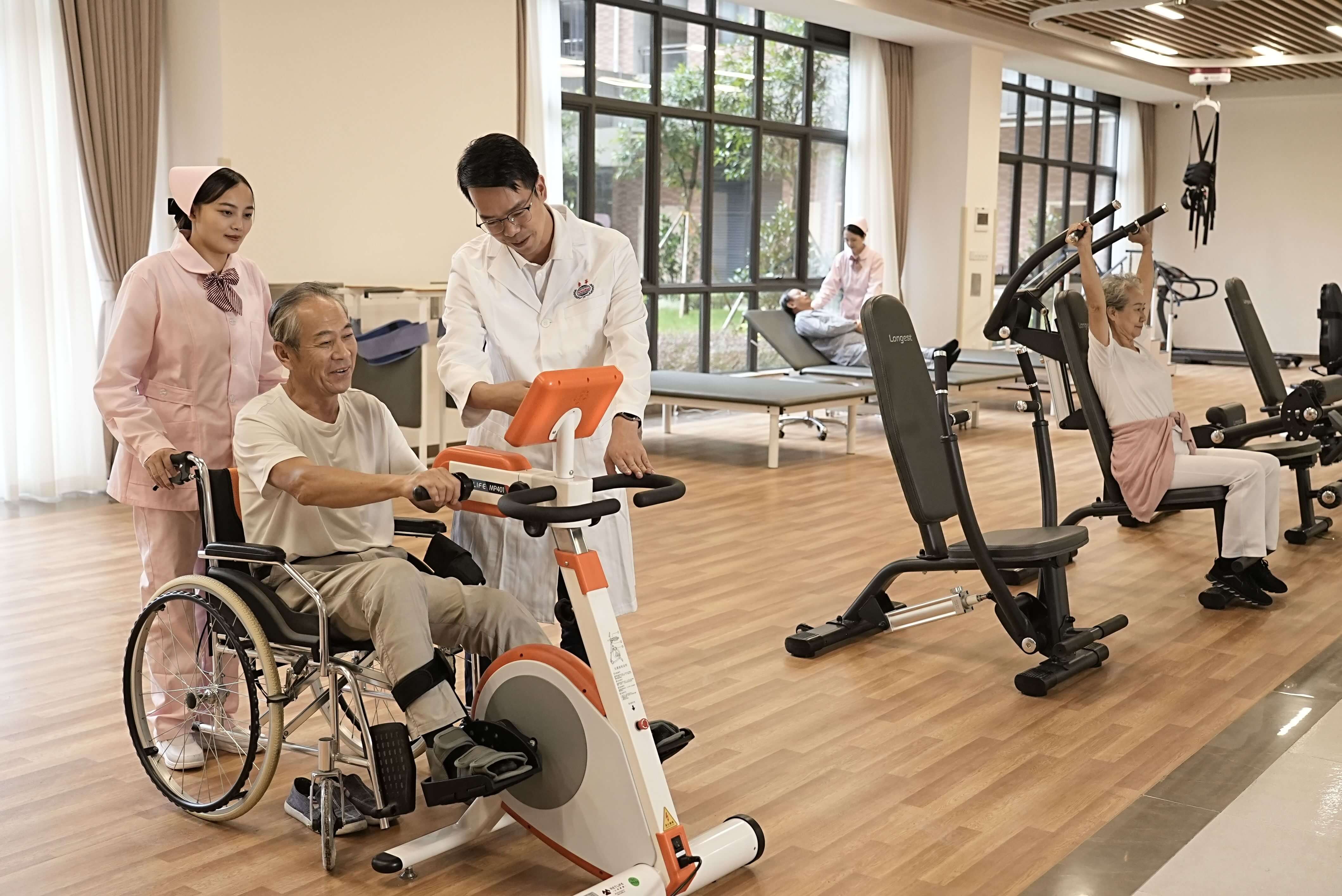 老人做康复锻炼，恢复肌肉力量