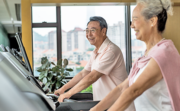 老人们使用健身跑步机