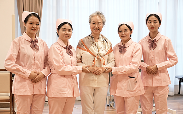 老人与护士关系融洽