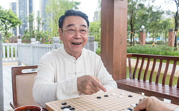 老人们在相互切磋棋艺