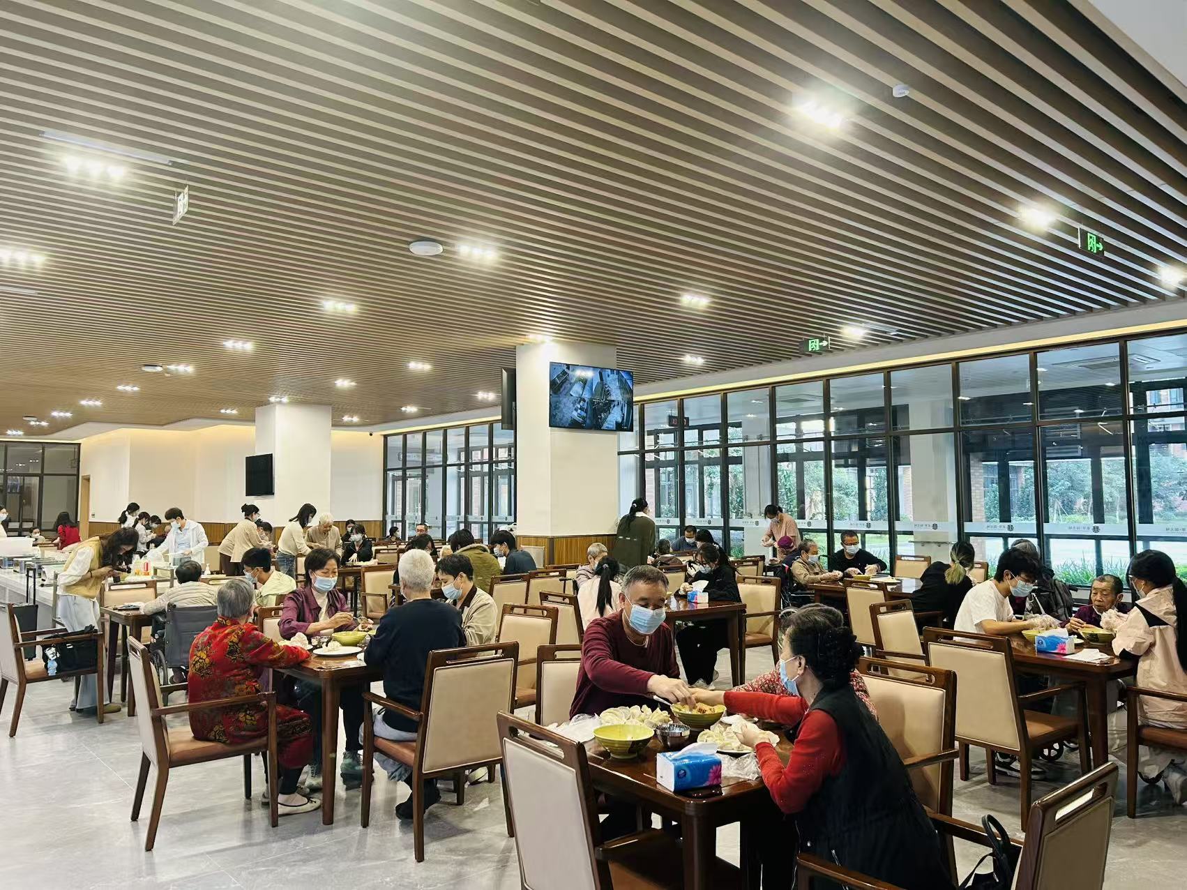 东华阳光城举办“情暖冬至”包饺子活动